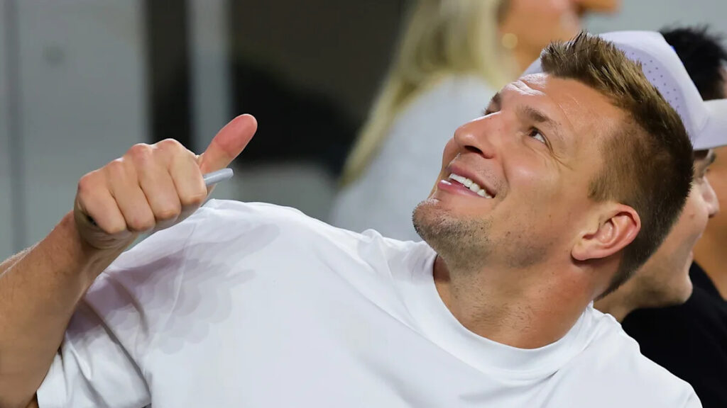 Gronk knows the right way for the Patriots to put distractions behind them: “Win” Gronk knows the right way for the Patriots to put distractions behind them: “Win”