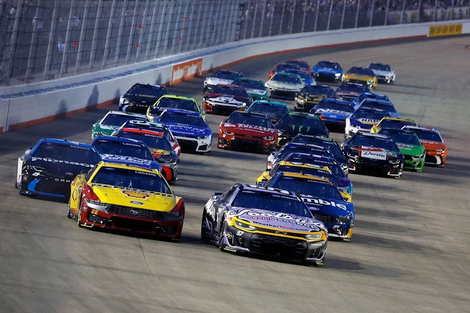 Shane van Gisbergen leads the field, No. 97 Trackhouse Racing Chevrolet