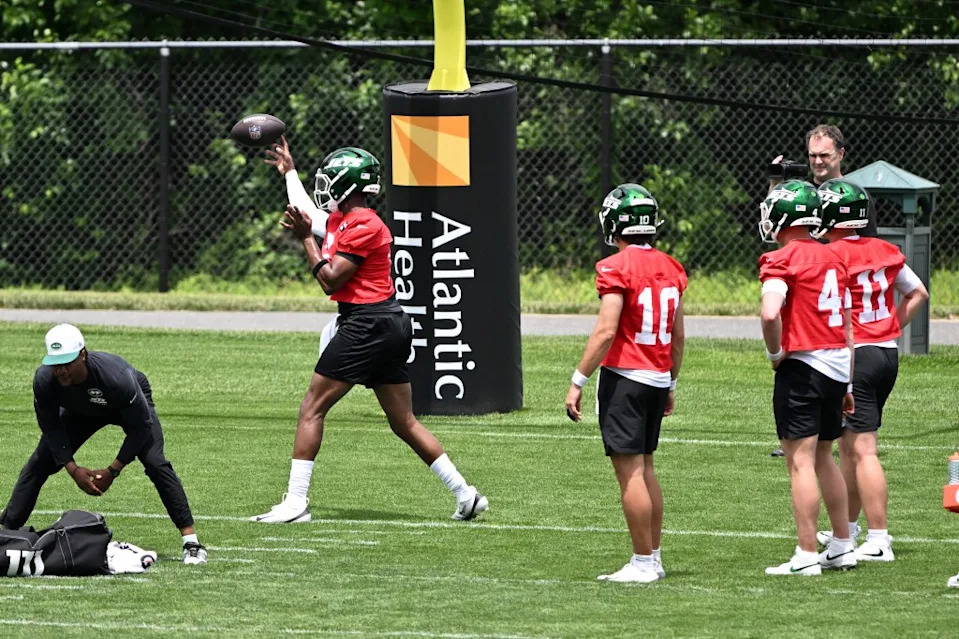 Jets quarterback Geno Smith (7) throws as Cade Klubnik (10), Brady Cook (4) and Bailey Zappe (11) look on during OTAs in Florham Park, NJ. Bill Kostroun/New York Post