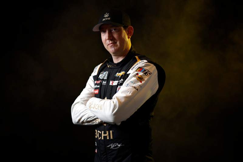 Kyle Busch’s father Tom drives tribute lap at Charlotte Motor Speedway Kyle Busch’s father Tom drives tribute lap at Charlotte Motor Speedway