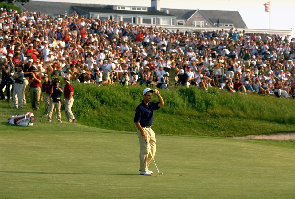 Golf: US Open: Corey Pavin victorious on No 18 green after winning tournament during Sunday play at Shinnecock Hills.
Southampton, NY 6/18/1995
CREDIT: Jacqueline Duvoisin (Photo by Jacqueline Duvoisin /Sports Illustrated via Getty Images)
(Set Number: X48542 TK4 )