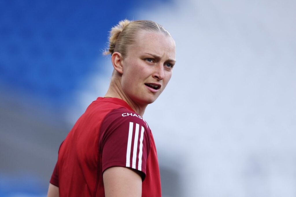 Forward Hughes to leave Crystal Palace