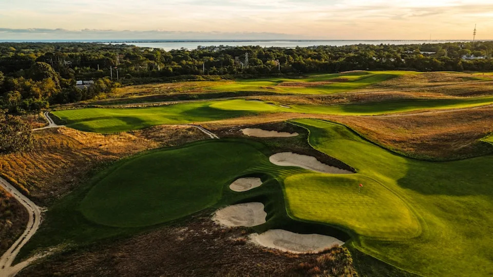 /content/dam/images/golfdigest/fullset/course-photos-for-places-to-play/shinnecock-hills-eleventh-hole-long-island-new-york.jpg