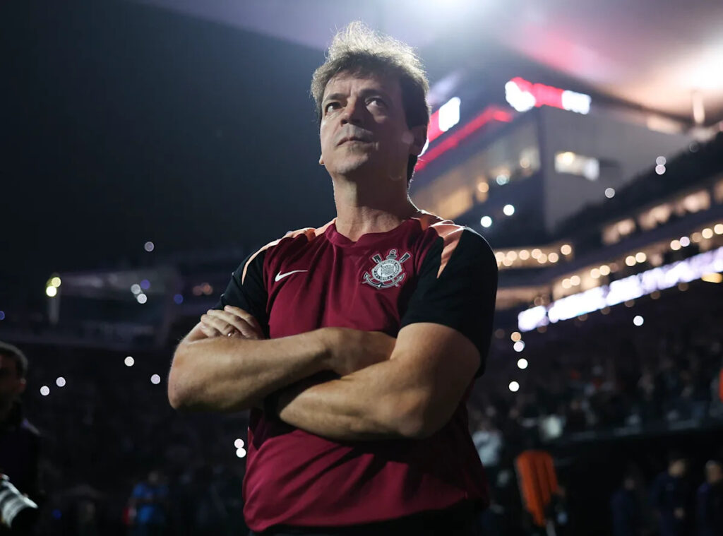 Diniz hits 2 months at Corinthians with qualifications, players back
