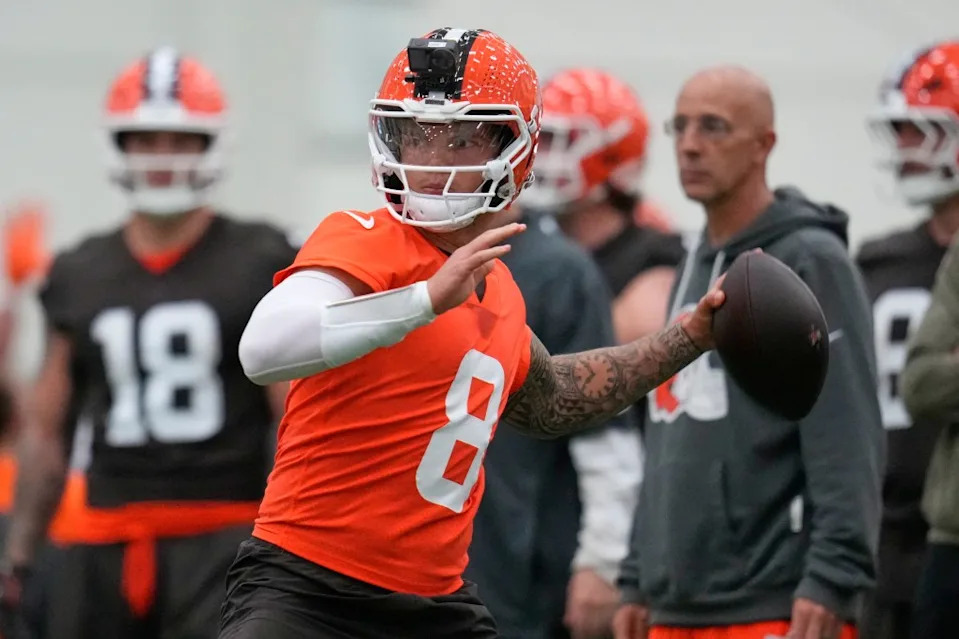 Cleveland Browns quarterback Dillon Gabriel (8) throws during an NFL football practice. AP Photo/Sue Ogrocki
