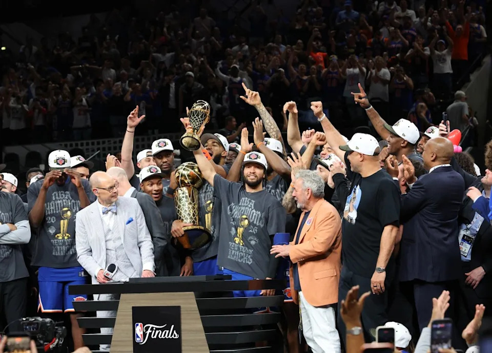 Knicks celebrate after defeating the Spurs to win the NBA Championship. Charles Wenzelberg / New York Post