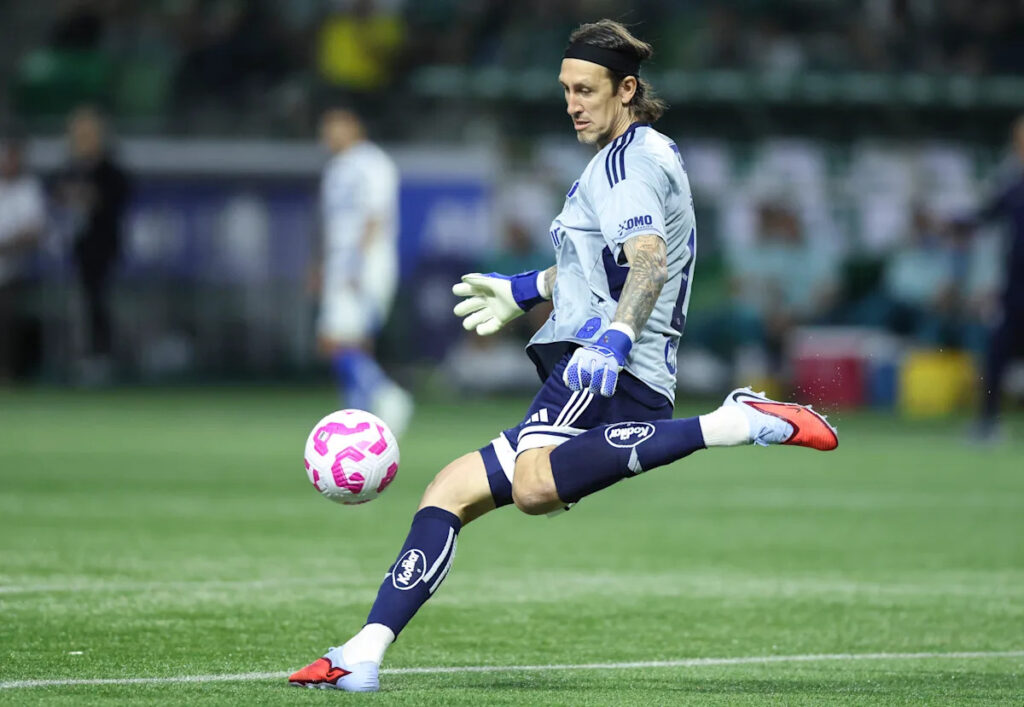 Cássio's 'successor' loses ground at Cruzeiro, now expendable Cássio's 'successor' loses ground at Cruzeiro, now expendable