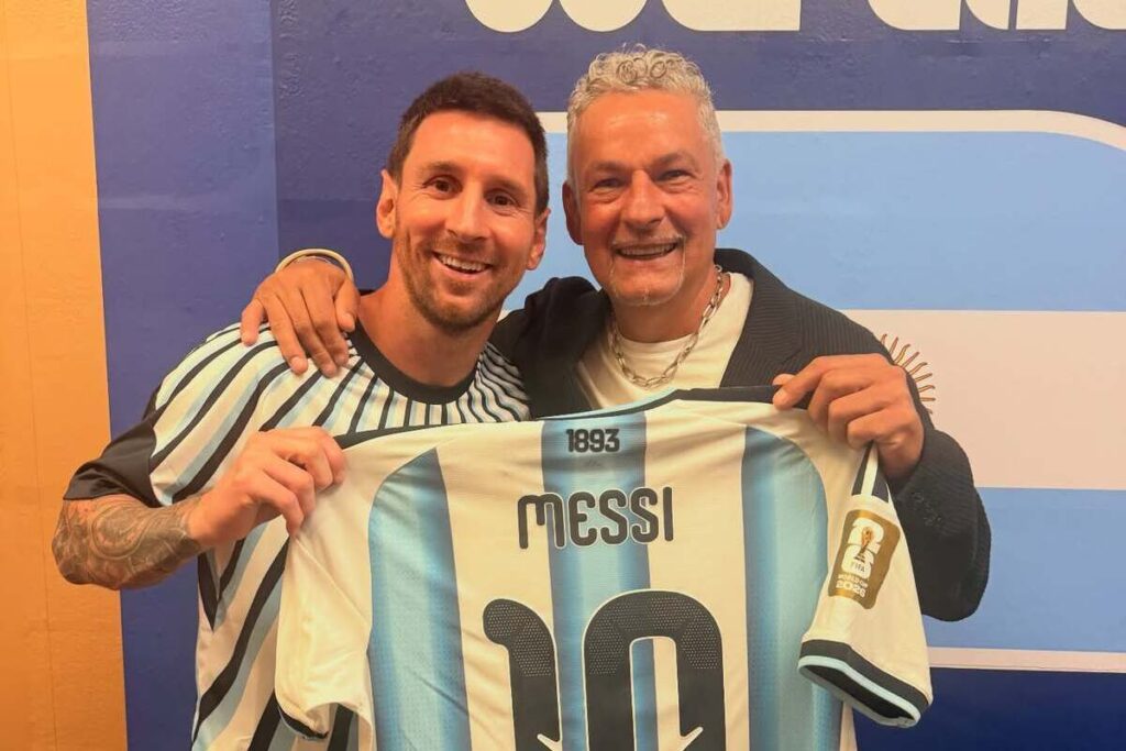 Legendary no.10s: Messi gifts Baggio Argentina shirt after World Cup quarter-final Legendary no.10s: Messi gifts Baggio Argentina shirt after World Cup quarter-final