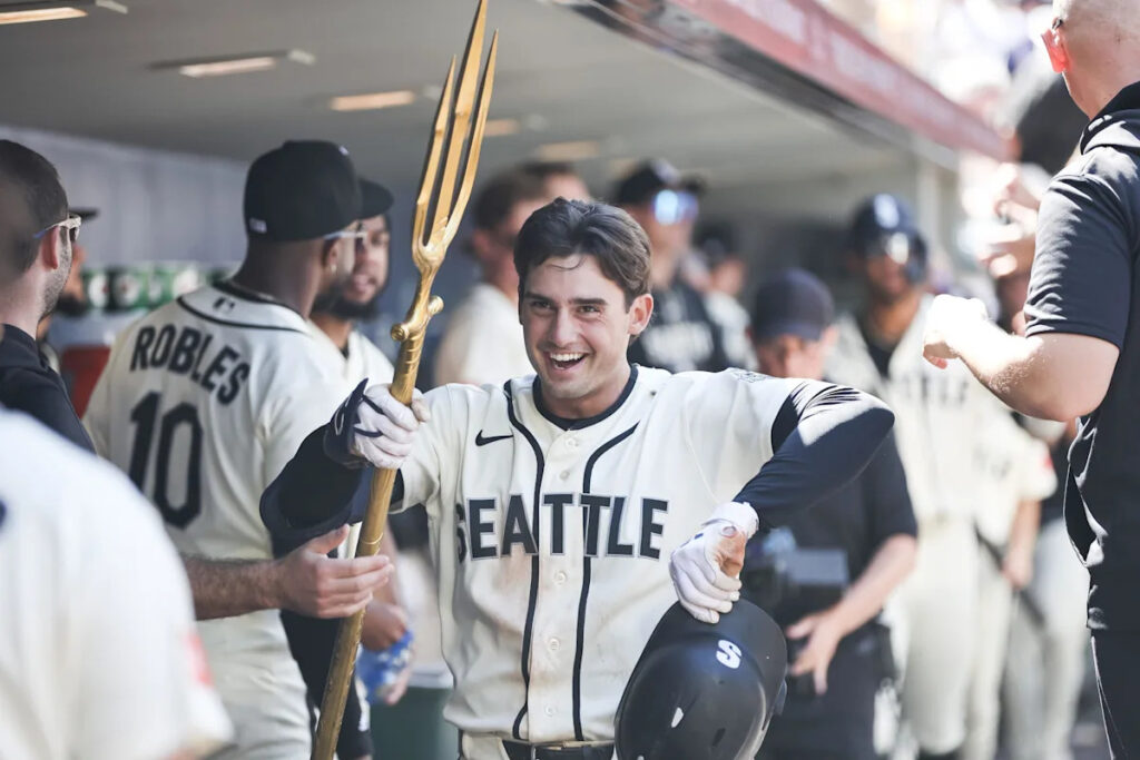Mariners carve out niche, win 6-3 over Giants Mariners carve out niche, win 6-3 over Giants