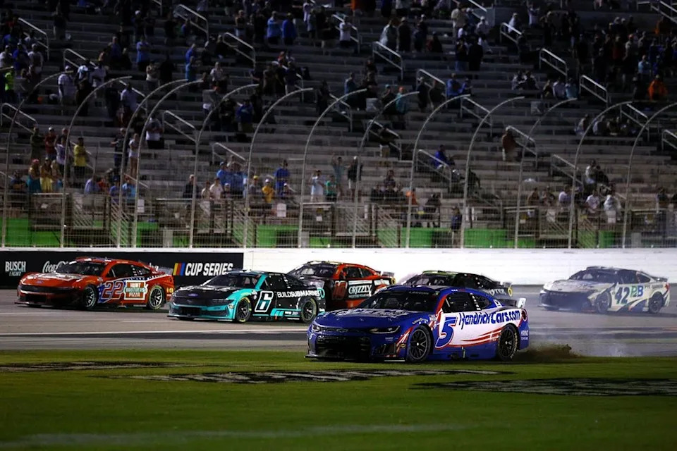 Kyle Larson spins, No. 5 Hendrick Motorsports Chevrolet