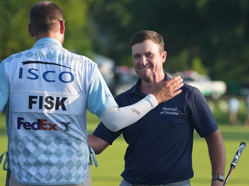 Steven Fisk, left, and his caddie shack hands on the 18th green for the ISCO Golf Championship at Hurstbourne Country Club. July 12, 2026. USA TODAY Network via Reuters Connect.