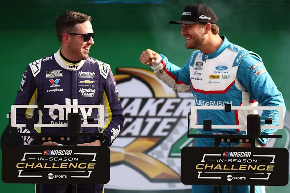Alex Bowman, No. 48 Hendrick Motorsports Chevrolet; Todd Gilliland, No. 34 Front Row Motorsports Ford