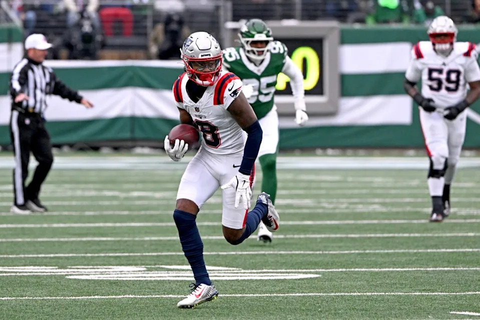 Patriots wide receiver Stefon Diggs (8) runs the ball during the second quarter of the Jets and <a class="link " href="https://sports.yahoo.com/nfl/teams/new-england/" data-i13n="sec:content-canvas;subsec:anchor_text;elm:context_link" data-ylk="slk:New England Patriots;sec:content-canvas;subsec:anchor_text;elm:context_link;itc:0" data-yga="{"yLinkElement":"context_link","yModuleName":"content-canvas","yLinkText":"New England Patriots","ySubModuleName":"anchor_text","yHasCommerce":false}">New England Patriots</a> game in East Rutherford, NJ. Bill Kostroun/New York Post