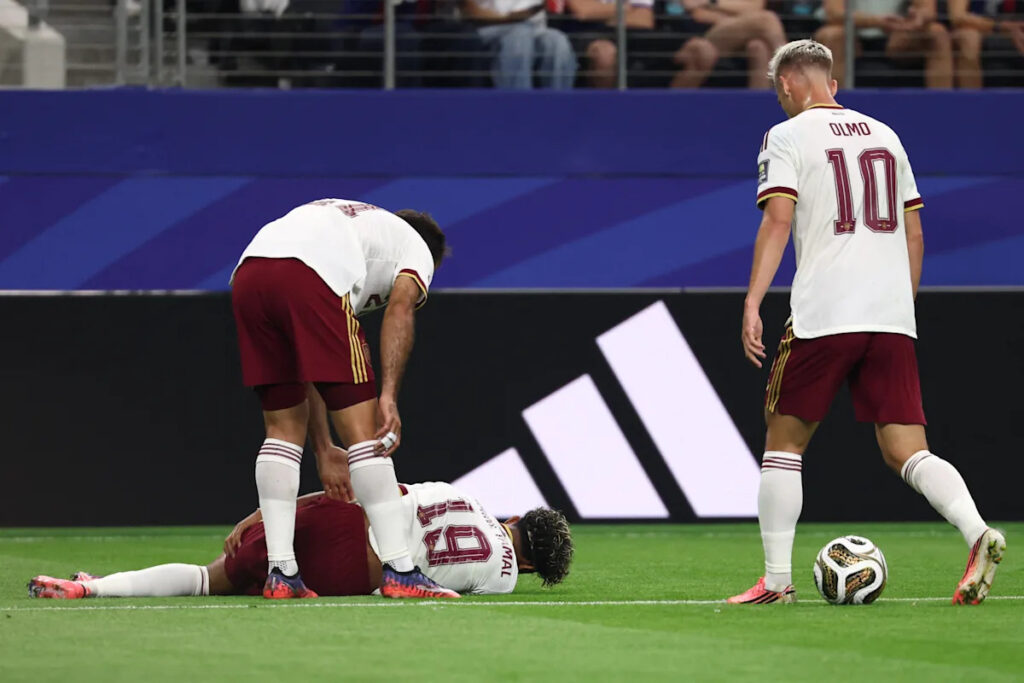 📸 What a blunder! France star gifts Spain a penalty 📸 What a blunder! France star gifts Spain a penalty