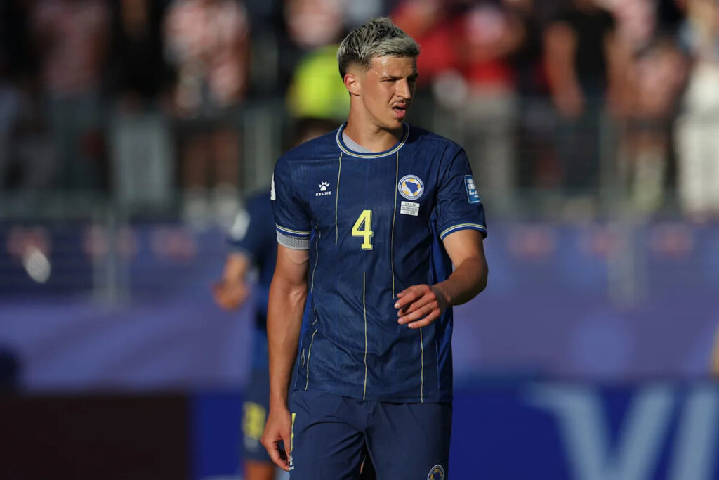 Leeds United Push Verbal Proposal For £40m Defender: Right Choice For Farke? Leeds United Push Verbal Proposal For £40m Defender: Right Choice For Farke?
