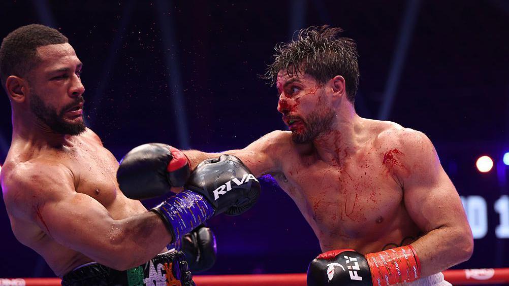 Bloodied Kelly battles past Agyarko to retain title Bloodied Kelly battles past Agyarko to retain title