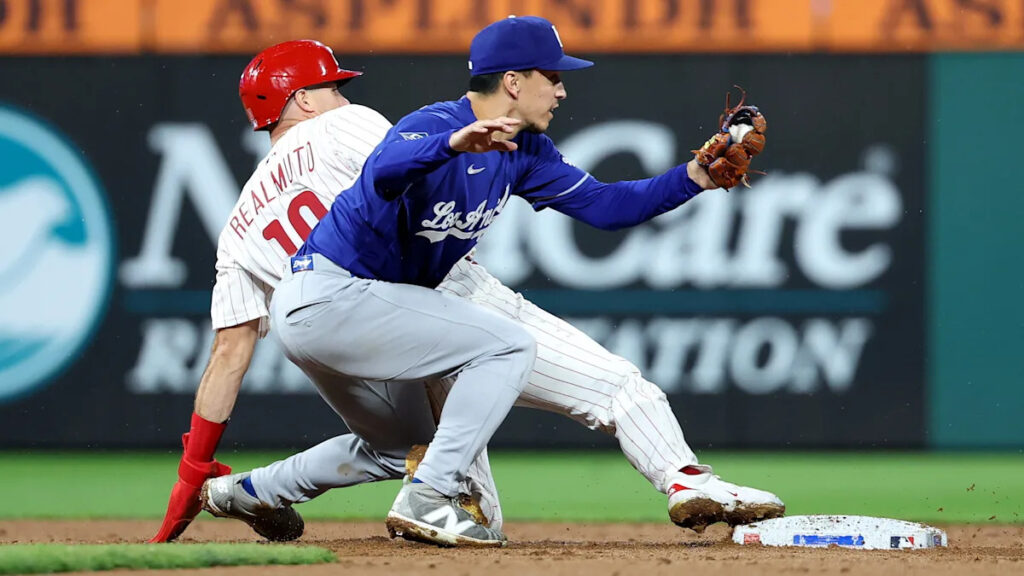 Muncy’s two-run homer, Wrobleski’s pitching help Dodgers defeat Wheeler, Phillies 2-1