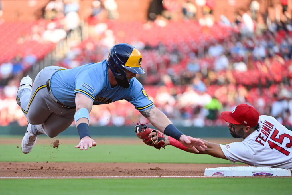 Bauers powers Brewers to 8-4 series finale win over Cardinals