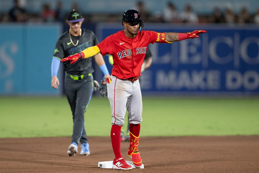 Red Sox plane issues reportedly leave team stuck in Chicago hours before game in New York