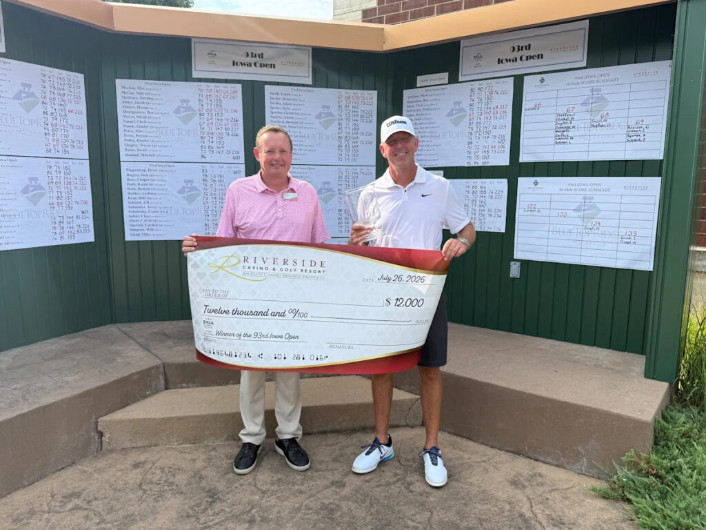 Illinois golf coach Mike Small cruises to victory in Iowa Open