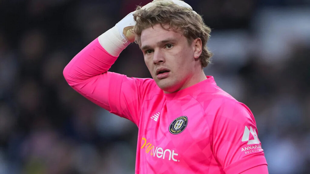 Rochdale sign goalkeeper Waller on one-year deal