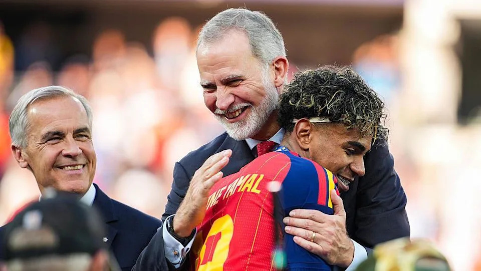 King Felipe VI of Spain hugs Lamine Yamal after they beat Argentina 1-0 in the World Cup final