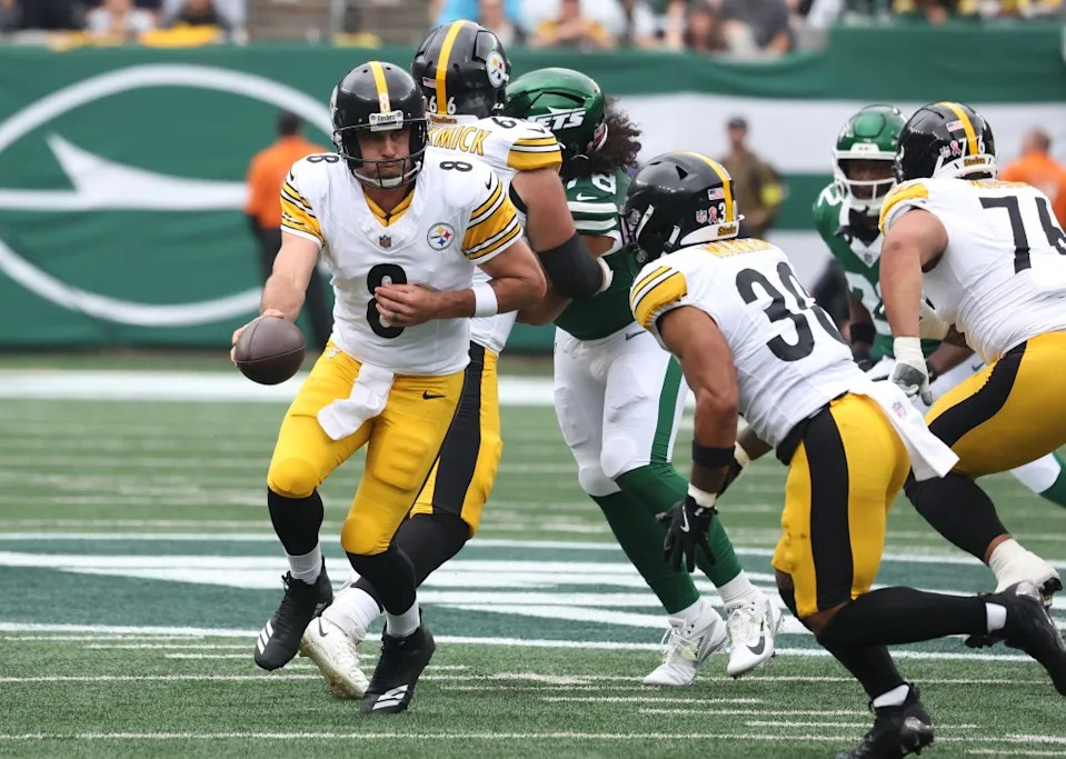 Aaron Rodgers hands the ball off during the <a class="link " href="https://sports.yahoo.com/nfl/teams/pittsburgh/" data-i13n="sec:content-canvas;subsec:anchor_text;elm:context_link" data-ylk="slk:Steelers;sec:content-canvas;subsec:anchor_text;elm:context_link;itc:0" data-yga="{"yLinkElement":"context_link","yModuleName":"content-canvas","yLinkText":"Steelers","ySubModuleName":"anchor_text","yHasCommerce":false}">Steelers</a>’ September 2025 game. Robert Sabo for the NY Post