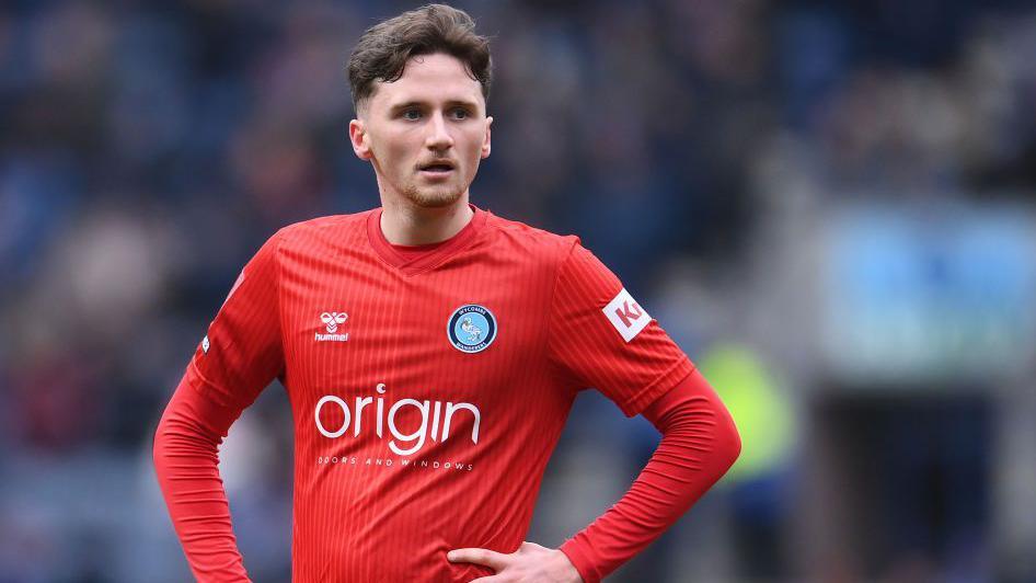 ‘Technically gifted’ Lowry joins Motherwell on loan ‘Technically gifted’ Lowry joins Motherwell on loan