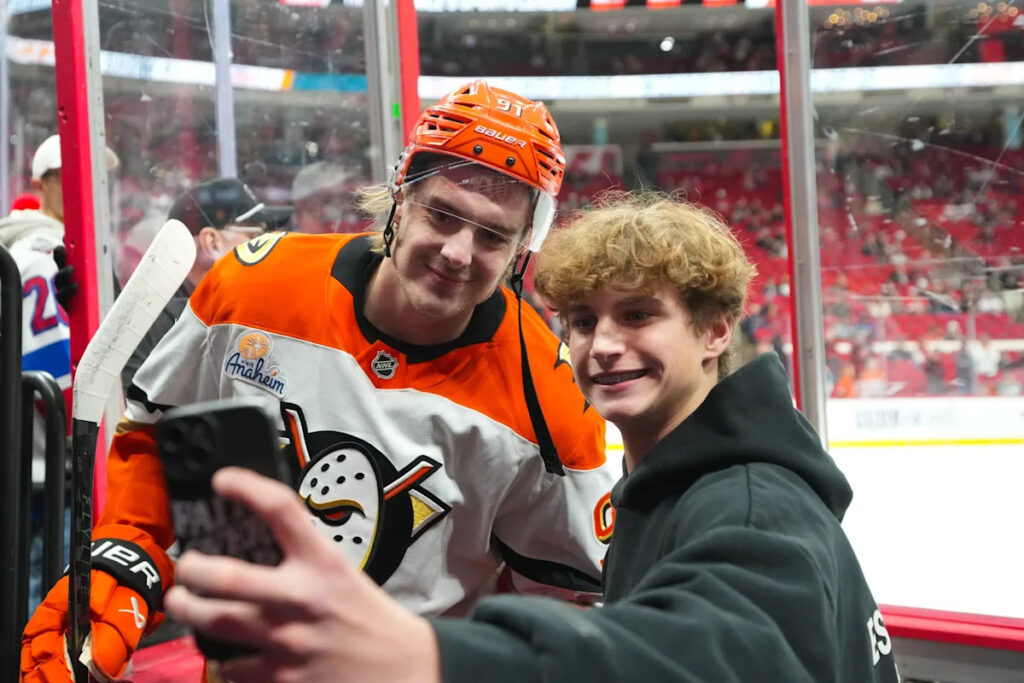 Flyers give offer sheet to Ducks’ Leo Carlsson that makes him top-paid player