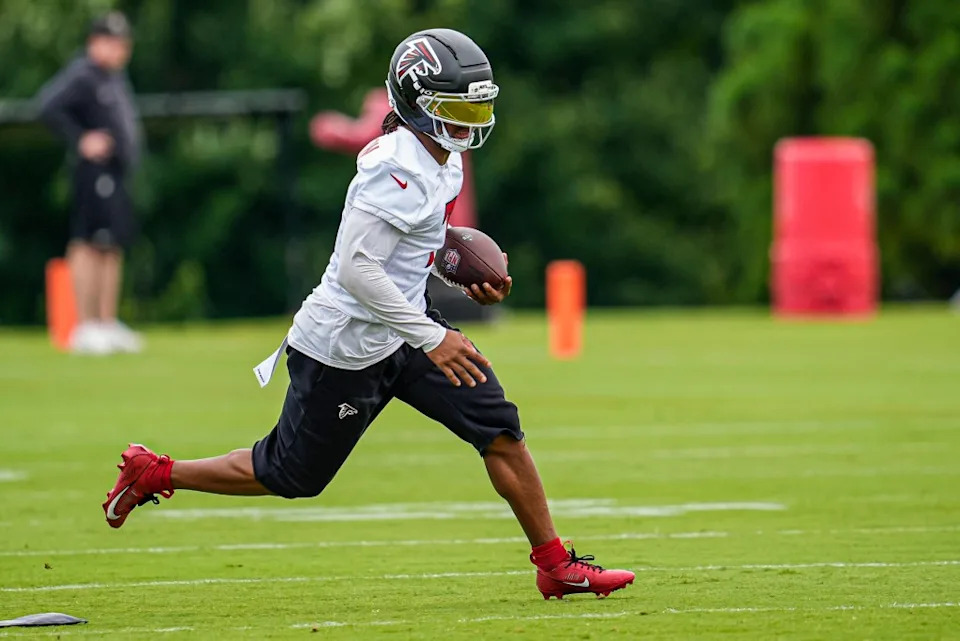 <a class="link " href="https://sports.yahoo.com/nfl/teams/atlanta/" data-i13n="sec:content-canvas;subsec:anchor_text;elm:context_link" data-ylk="slk:Atlanta Falcons;sec:content-canvas;subsec:anchor_text;elm:context_link;itc:0" data-yga="{"yLinkElement":"context_link","yModuleName":"content-canvas","yLinkText":"Atlanta Falcons","ySubModuleName":"anchor_text","yHasCommerce":false}">Atlanta Falcons</a> running back Bijan Robinson (7) runs with the ball on the field during minicamp. IMAGN IMAGES via Reuters Connect