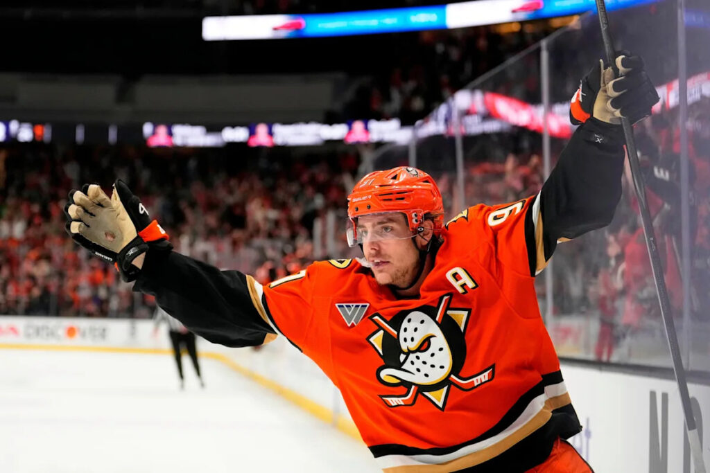 Flyers sign Ducks center Carlsson to 5-year,  million offer sheet; Anaheim has 7 days to match
