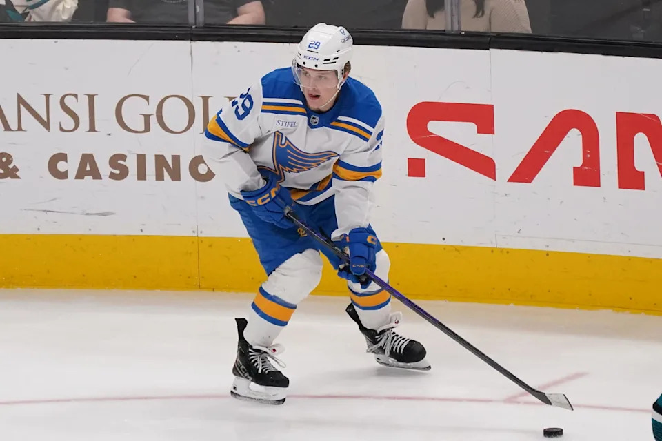 Berggren Re-Signs With Blues