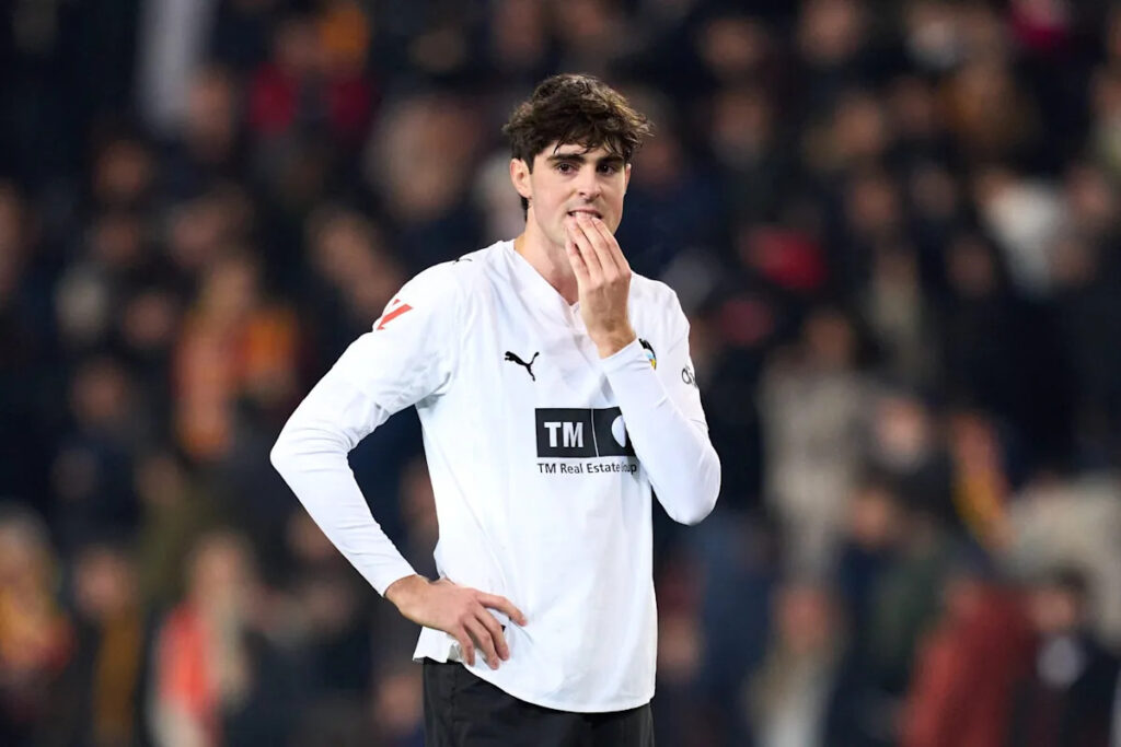 Barcelona offer six-year deal to highly-rated Valencia midfielder – report Barcelona offer six-year deal to highly-rated Valencia midfielder – report