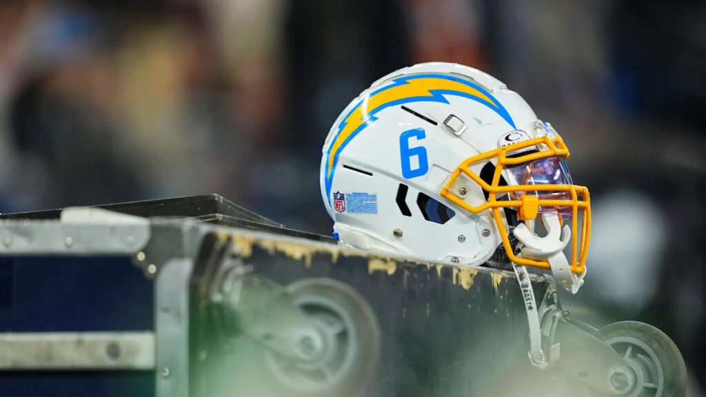 Chargers sign LS Peter Bowden