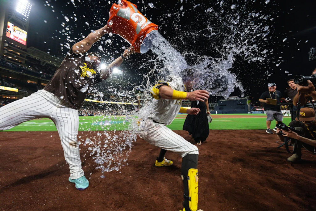 Padres take second game from Giants in dramatic fashion