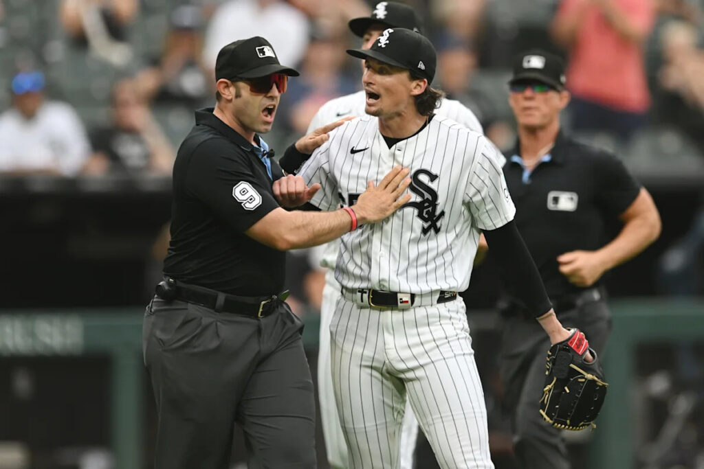 White Sox pitcher Davis Martin ejected after airmailing back-to-back pitches, hitting Sal Stewart in loss to Reds White Sox pitcher Davis Martin ejected after airmailing back-to-back pitches, hitting Sal Stewart in loss to Reds