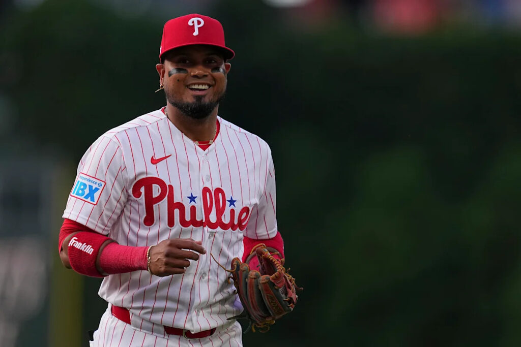 Phillies 2B Luiz Arraez knocks RBI single in first at-bat of debut Phillies 2B Luiz Arraez knocks RBI single in first at-bat of debut