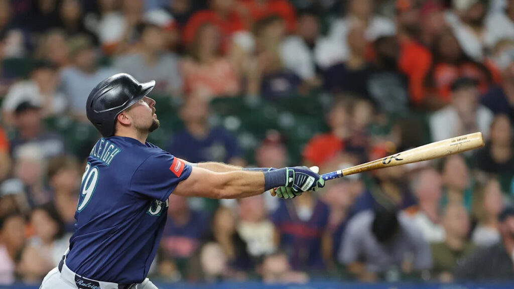 Mariners hang on for a 3-2 win over the Astros as Raleigh, Arozarena go deep
