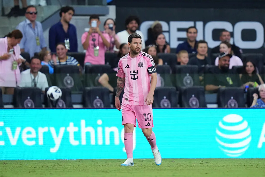 🎥 Messi returns to the pitch! And the fans roar their applause 🎥 Messi returns to the pitch! And the fans roar their applause