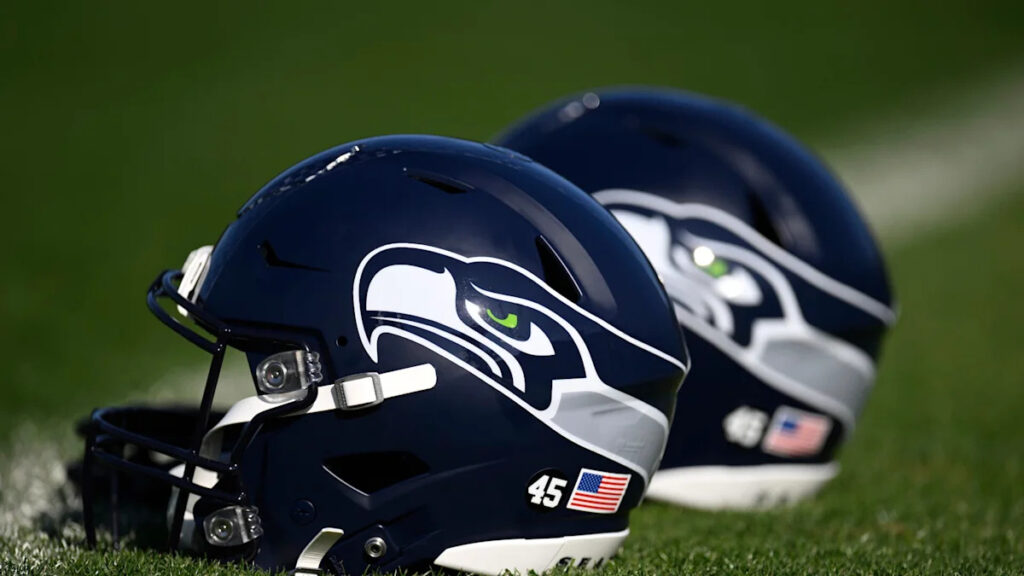 Seahawks sign LB Aaron Smith, place FB Robbie Ouzts on IR