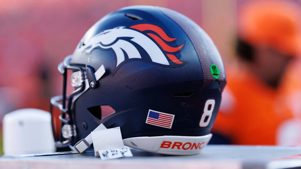 Broncos place C Mike Deiter on IR, sign C Lecitus Smith