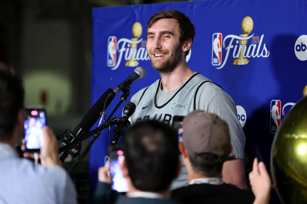 Open Thread: Luke Kornet stops to help a local motorist