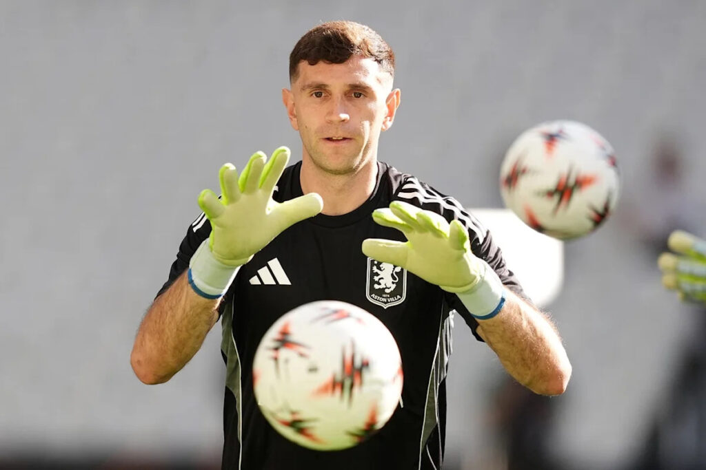 Chelsea agree deal to sign goalkeeper Emiliano Martinez from Aston Villa Chelsea agree deal to sign goalkeeper Emiliano Martinez from Aston Villa