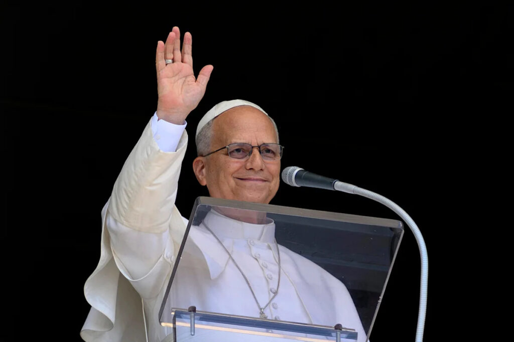 White Sox gift Chicago native Pope Leo XIV a team-branded mitre White Sox gift Chicago native Pope Leo XIV a team-branded mitre