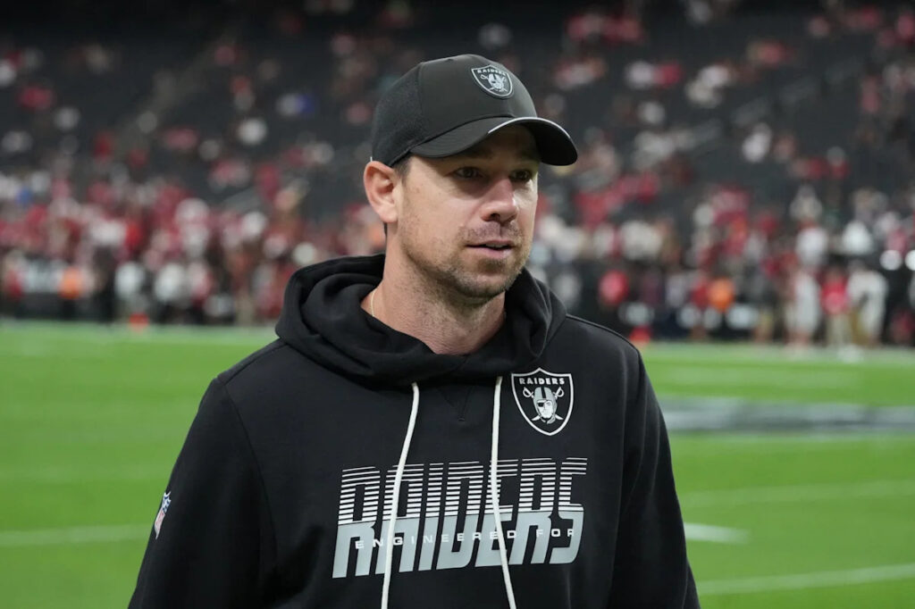 Klint Kubiak doesn’t name Raiders QB1 after preseason finale