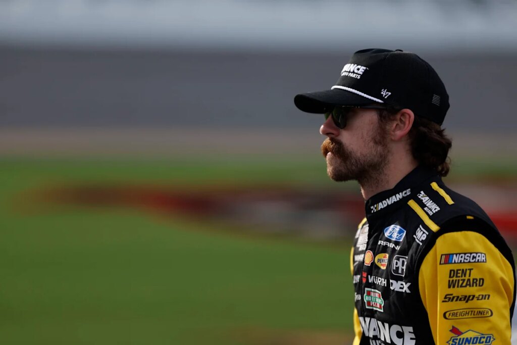 “NASCAR Security Gives You One Move”– Insider Unmasks Unwritten Paddock Rule Defending Controversial Cup Star’s Bristol Fisticuffs “NASCAR Security Gives You One Move”– Insider Unmasks Unwritten Paddock Rule Defending Controversial Cup Star’s Bristol Fisticuffs
