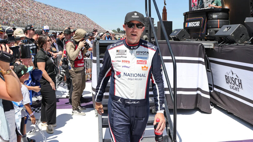 “Averages Say He Won’t” – Denny Hamlin’s Crew Chief Drops Blunt Verdict on Kyle Larson’s Flawless Chase Surge