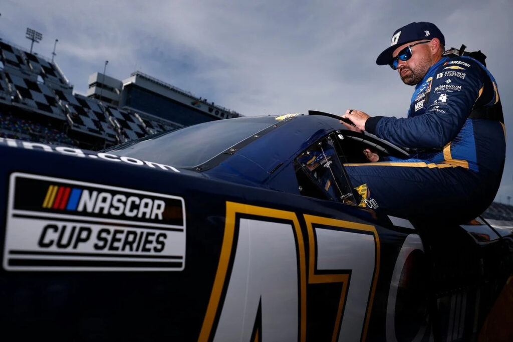 Denny Hamlin defends Ricky Stenhouse Jr. after wrecking Ryan Blaney on final lap Denny Hamlin defends Ricky Stenhouse Jr. after wrecking Ryan Blaney on final lap