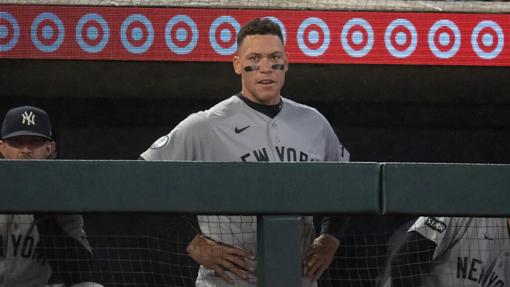 Yankees pull Aaron Judge for a pinch hitter in the 6th against Twins because of lower leg tightness
