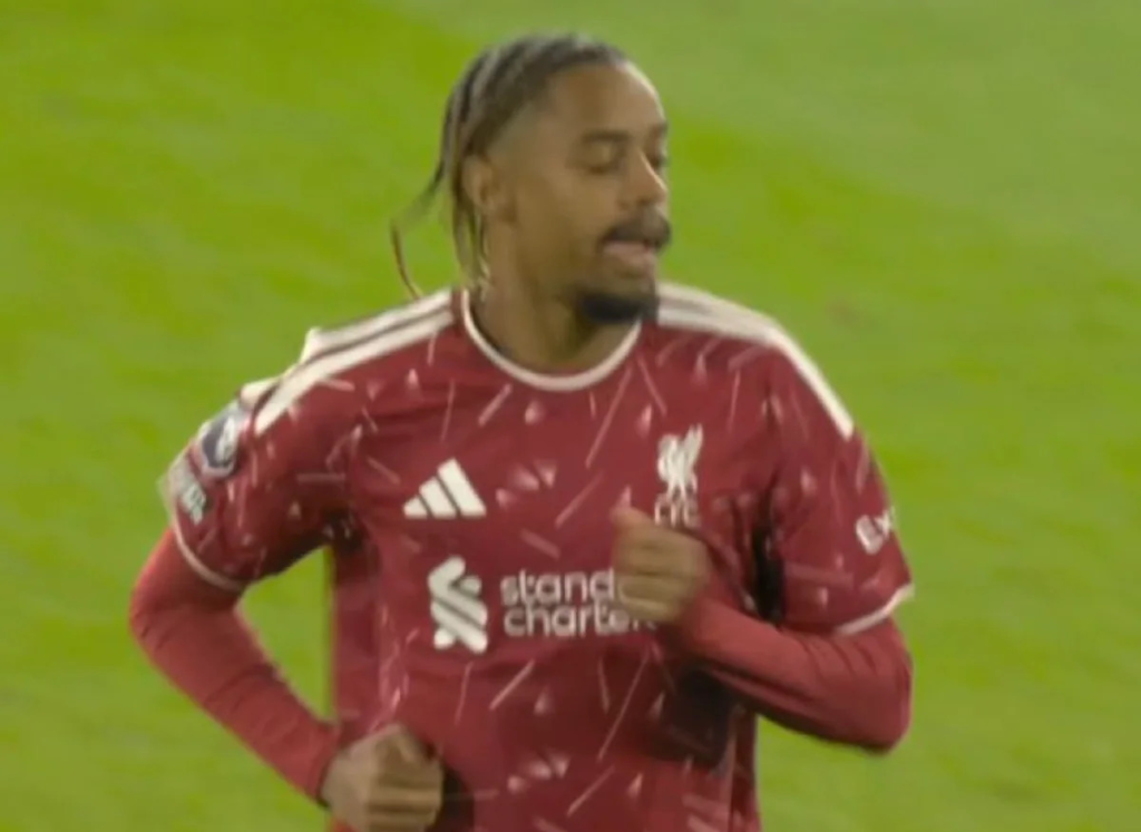 📸 Bradley Barcola makes his Liverpool bow in the Premier League!